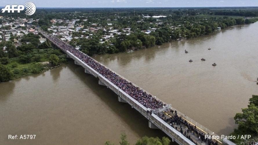 Click to enlarge bridge mexico honduras migrants