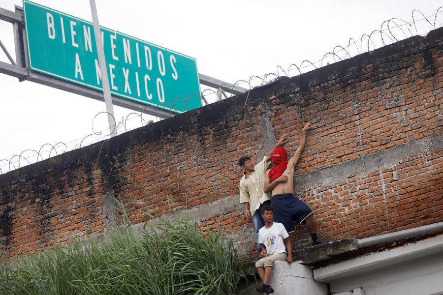 Click to enlarge migrants scle wall honduras mexico