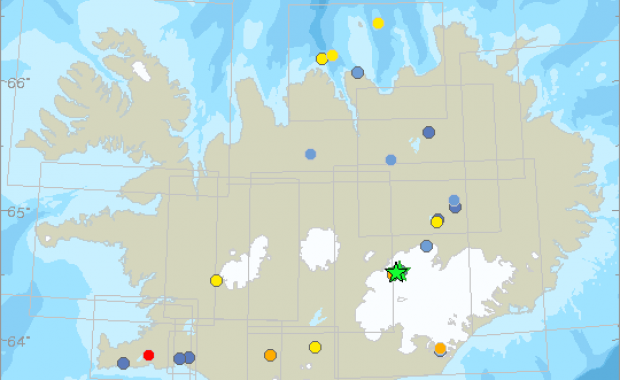 The quakes in Bárðarbunga are marked with green stars.
