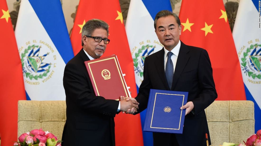 El Salvador’s Foreign Minister Carlos Castaneda (L) shakes hands with China’s Foreign Minister Wang Yi in Beijing on August 21, 2018