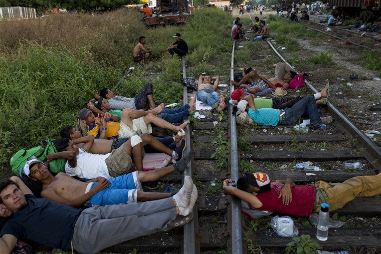 Click to enlarge migrants mexico caravan