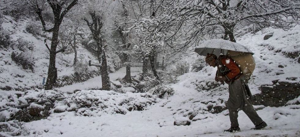 120 people rescued as heavy snowfall blocks Mughal road in J-K (Representative Image)