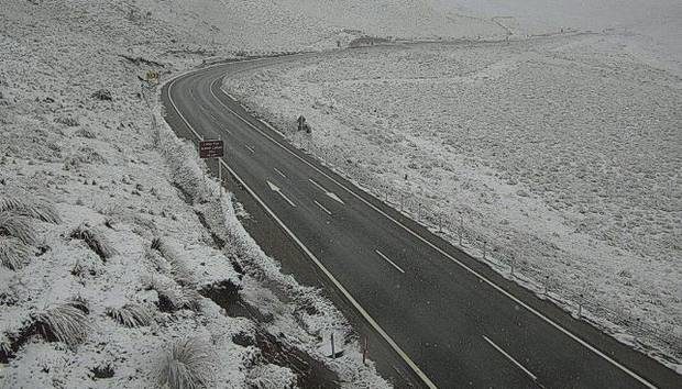 Lindis Pass with a dusting of snow at 7am this morning. More is forecast to fall through the day.