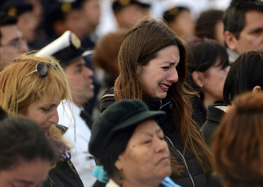 Click to enlarge San juan submarine relatives mourn
