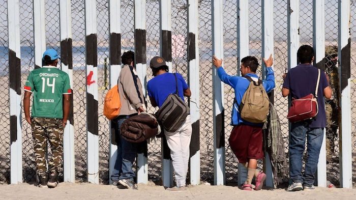 Click to enlarge fence/migrants