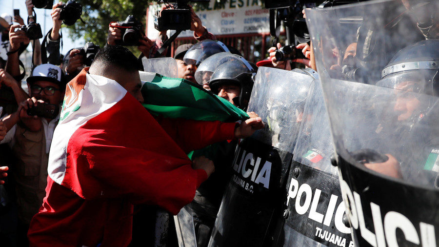 Click to enlarge police migrant caravan riot protesters
