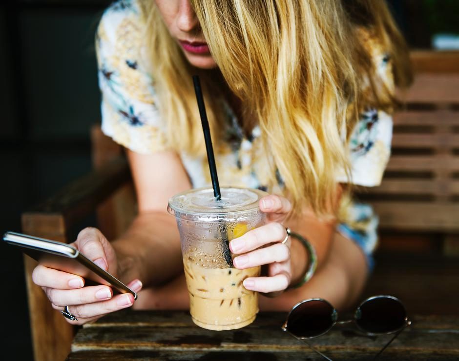 phone millennial