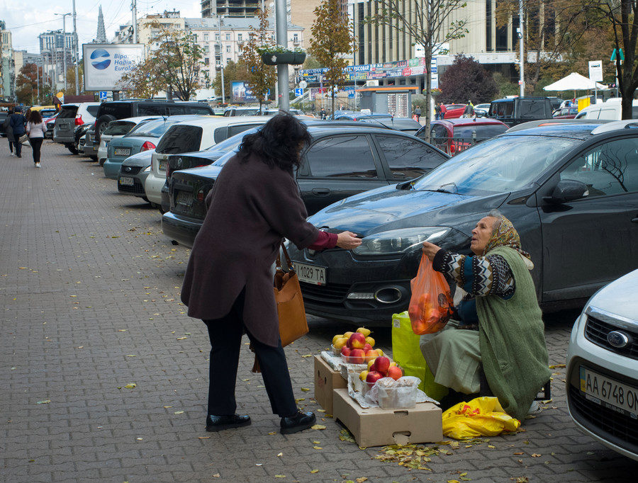 Click to enlarge old woman Kiev
