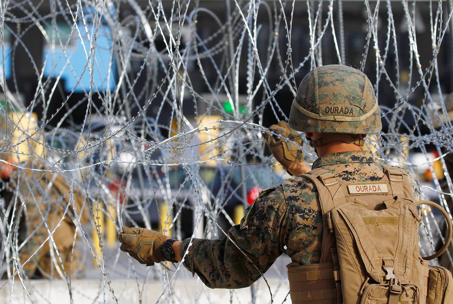 Click to enlarge razor wire barbed US border mexico