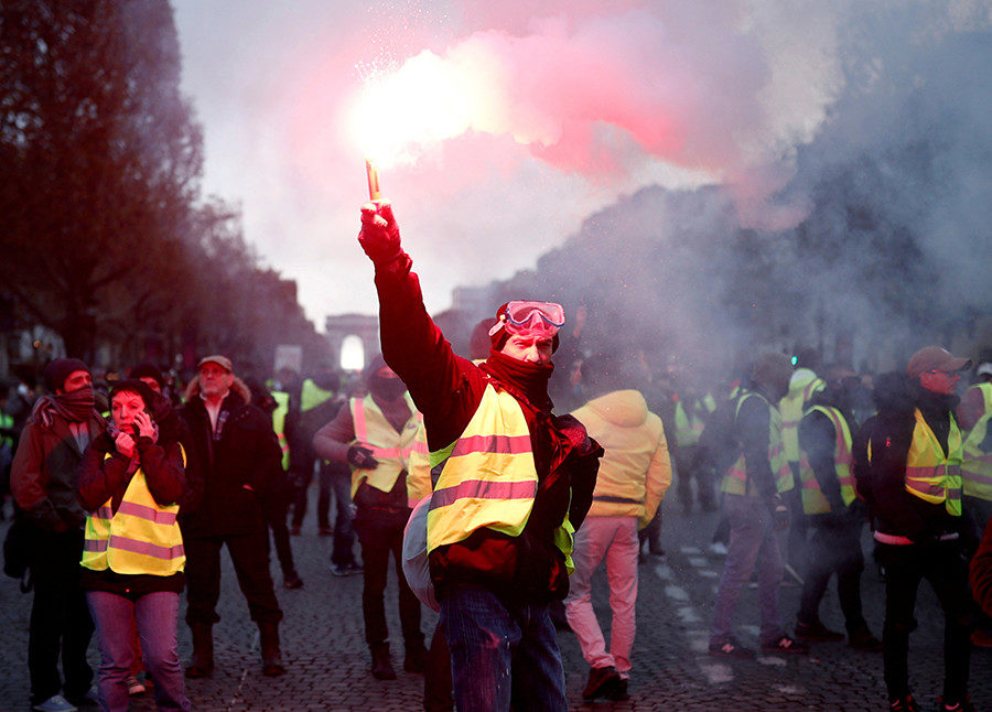 Click to enlarge gillets jaunes Paris protest