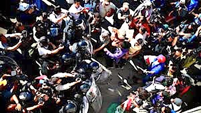 Migrants San Ysidro crossing