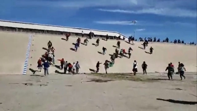 Click to enlarge Migrants rush US border San Ysidro 11.25.18