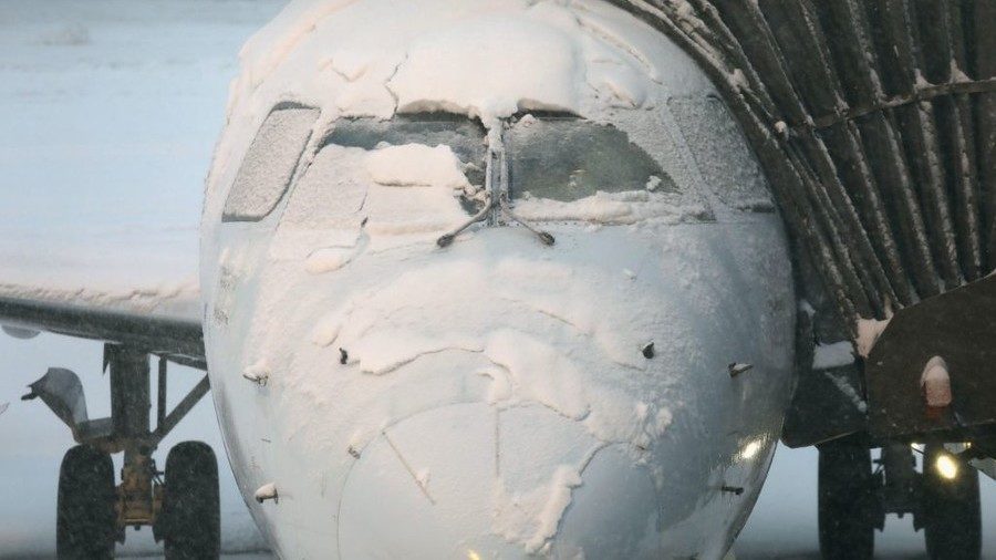 airplane grounded snowstorm