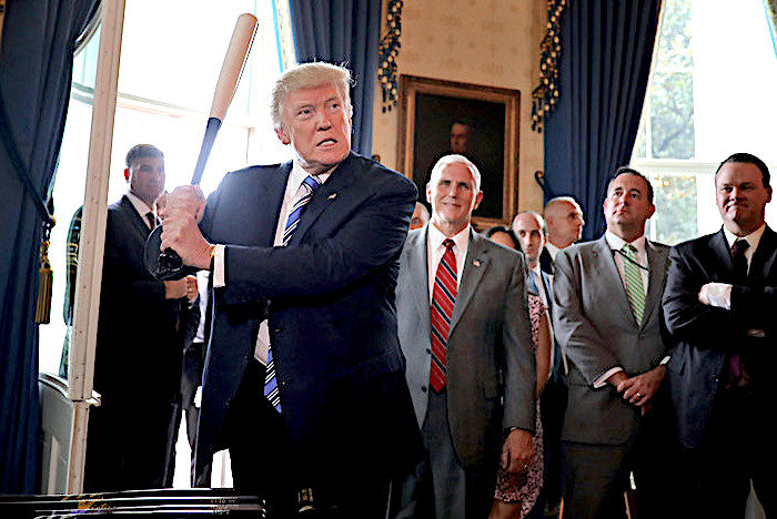 Trump w bat