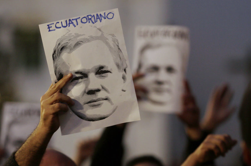 Ecuadorians support Julian Asssange