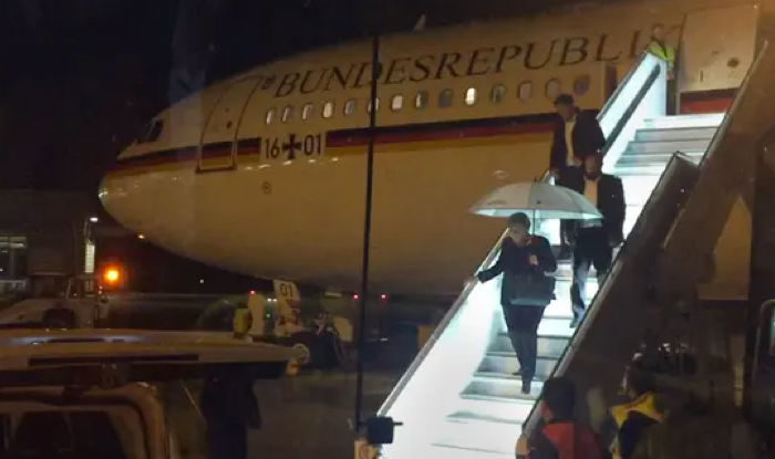 Click to enlarge Merkel disembarks