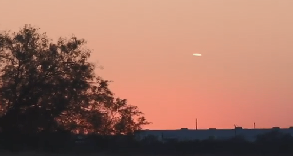 Click to enlarge cigar shaped UFO fort worth texas