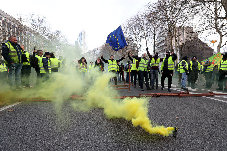 smoke bombs yellow vests
