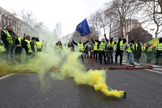 smoke bombs yellow vests