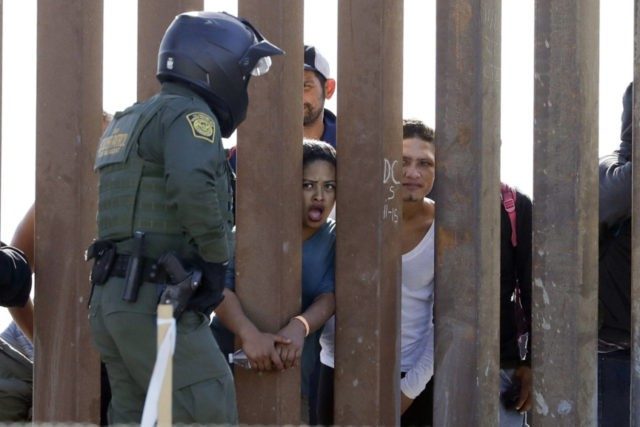 Click to enlarge migrants border mexico US