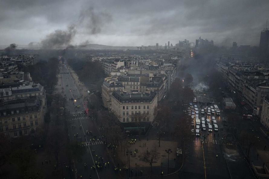 paris burns yellow vest