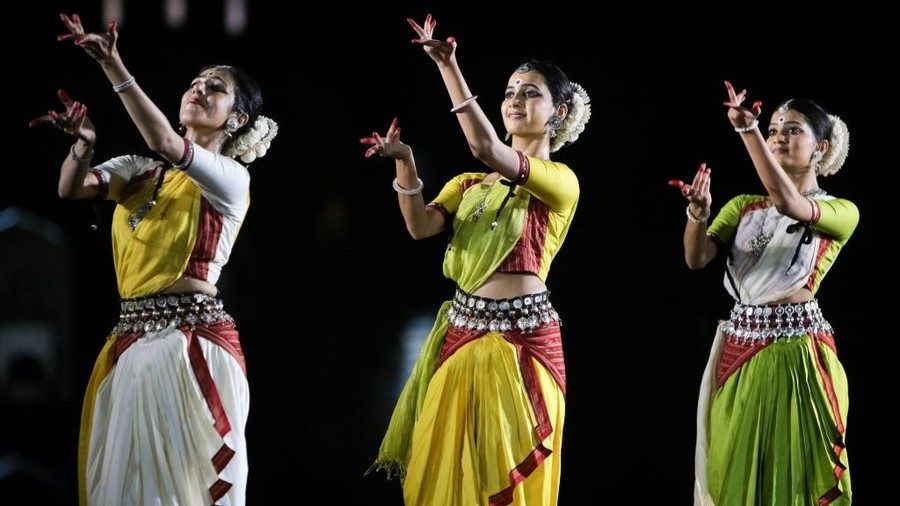 indian dancers