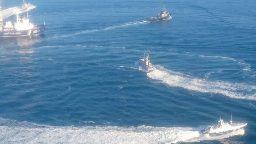 Click to enlarge Russian coastguards pursue Ukrainian Navy ships