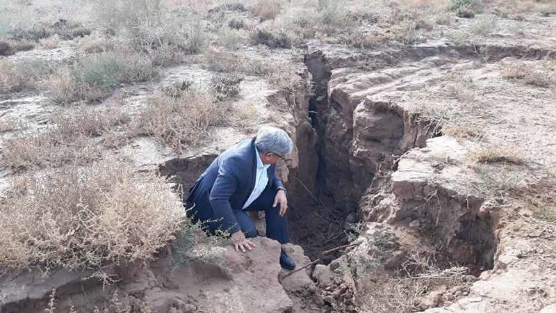 Earth cracks in Iran