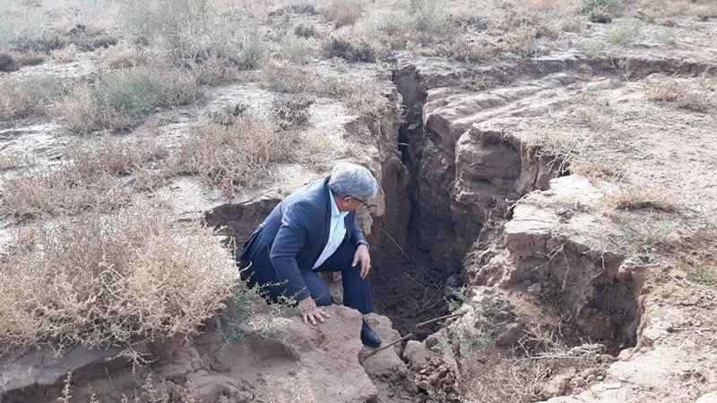 Click to enlarge Earth cracks in Iran