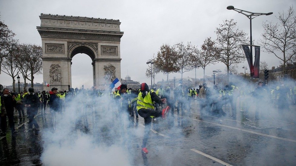 Click to enlarge Yellow Vests Arc de Triomphe