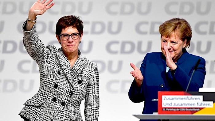 Kramp-Karrenbauer Merkel