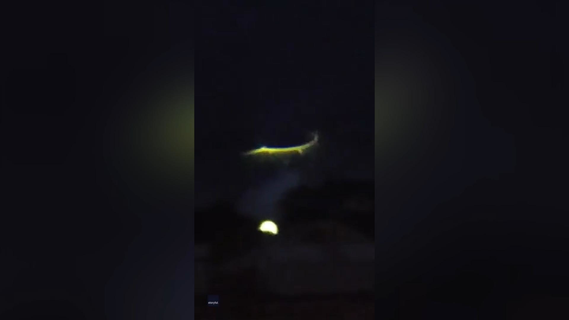 Click to enlarge Strange light over Australia