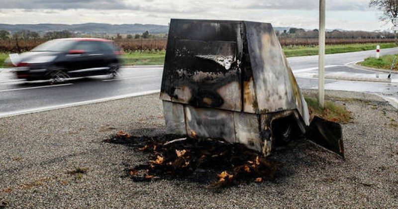 Click to enlarge destroyed speed camara Yellow Vests