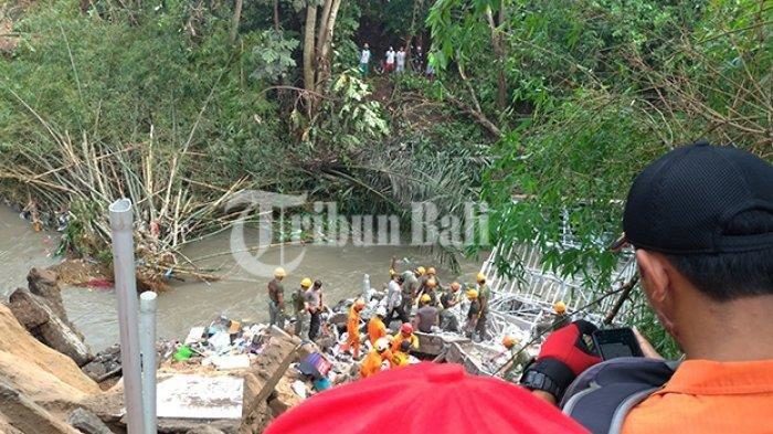 Click to enlarge The process of evacuating victims of landslide