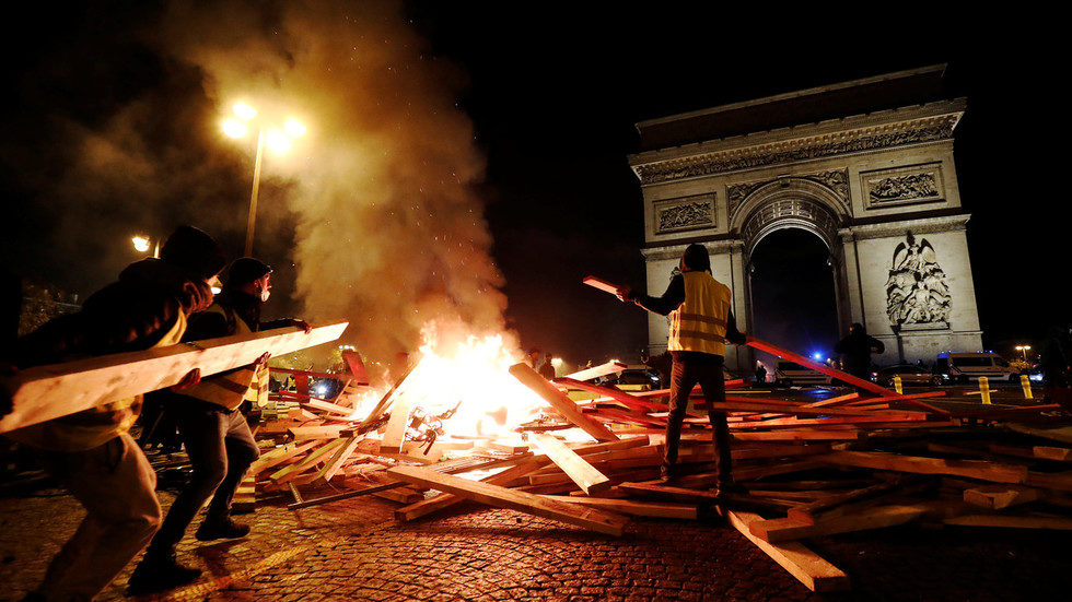 arc triumph yellow vests