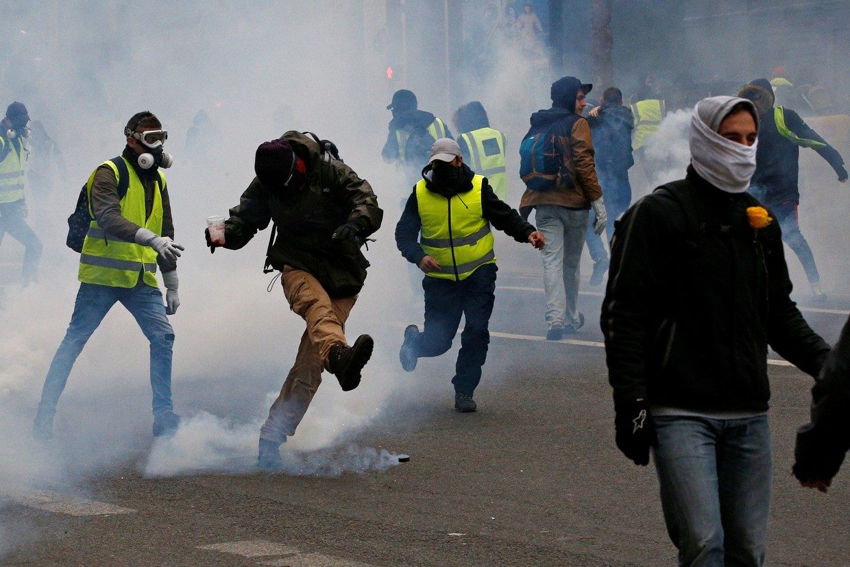 tear gas gilet jaune yellow vest