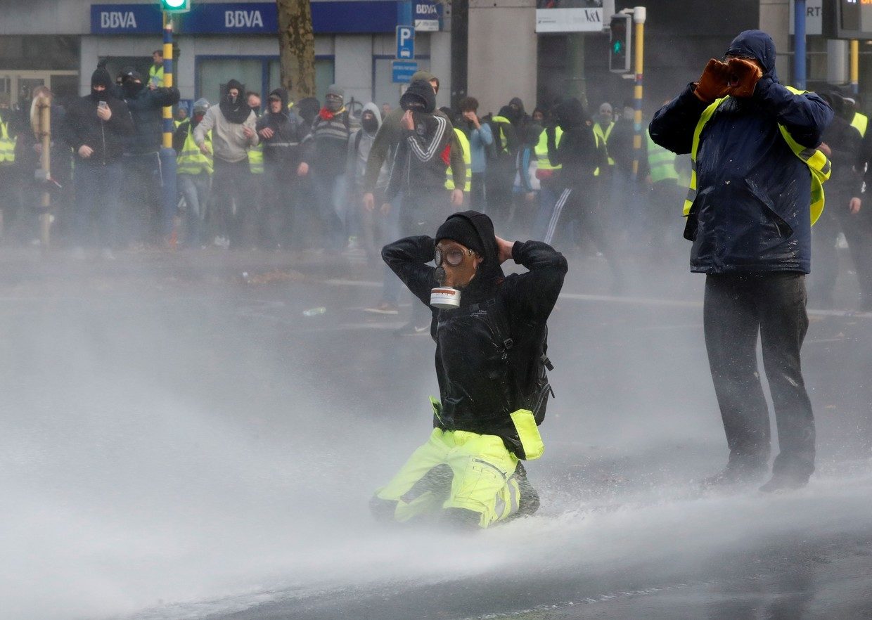 Yellow vests' protest in Brussels kneel