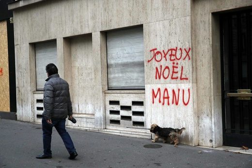 paris Macron graffiti