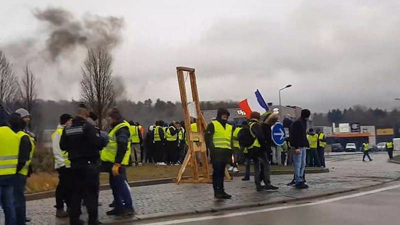 Guillotine macron protests