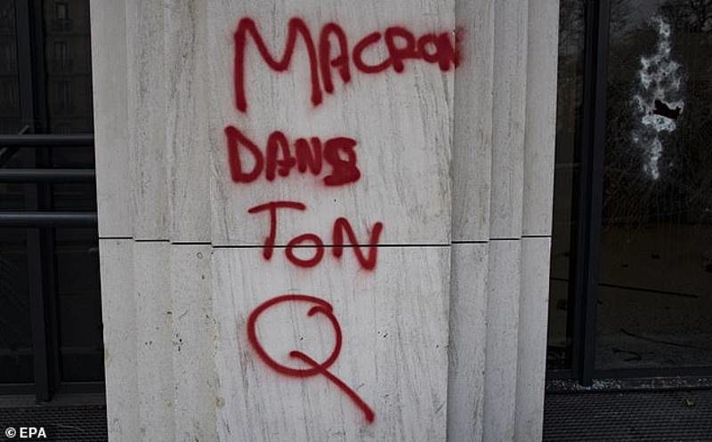 yellow vest Paris macron quit
