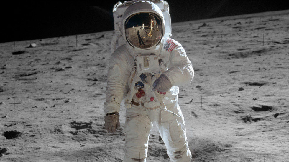 Click to enlarge US moon landing Buzz Aldren