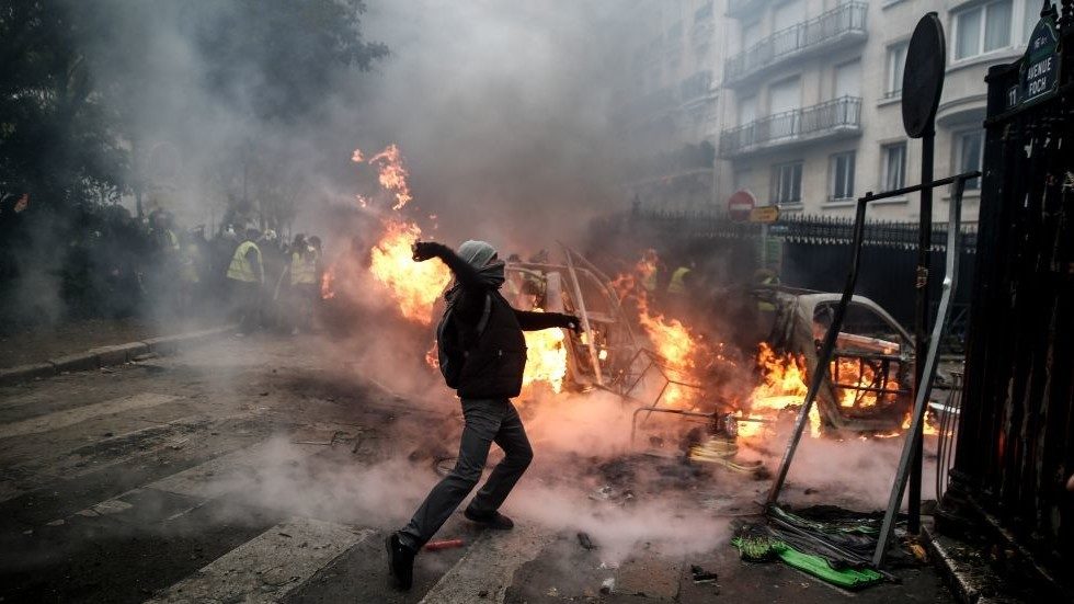 paris gilet jaune yellow vest