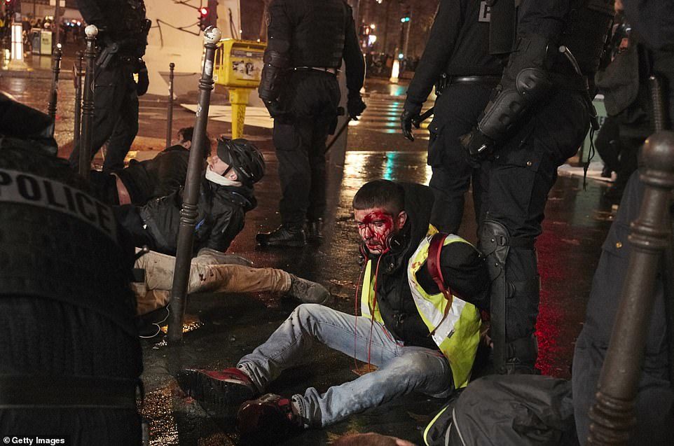 Click to enlarge paris yellow vests