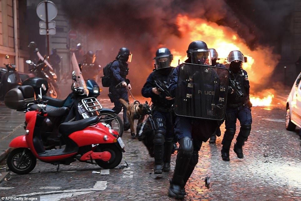 Click to enlarge yellow vests paris