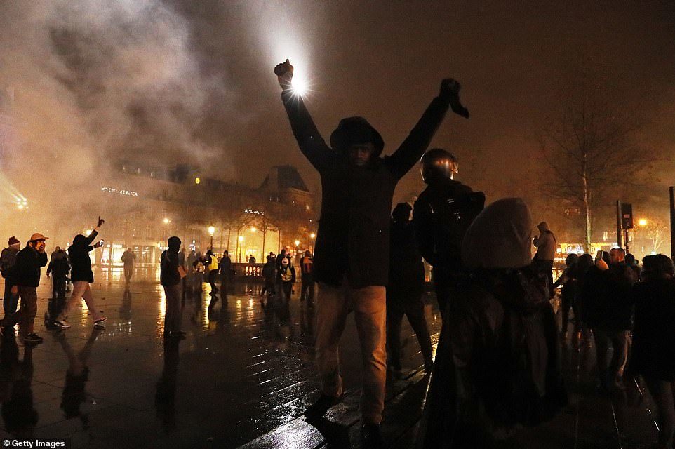 Click to enlarge paris yellow vests