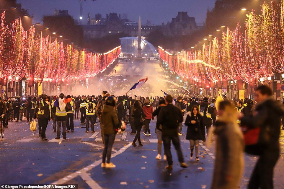 Click to enlarge paris yellow vests