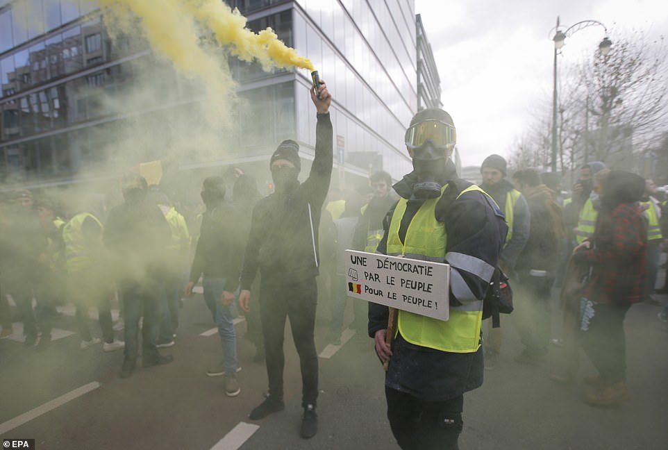 Click to enlarge yellow vest Brussels