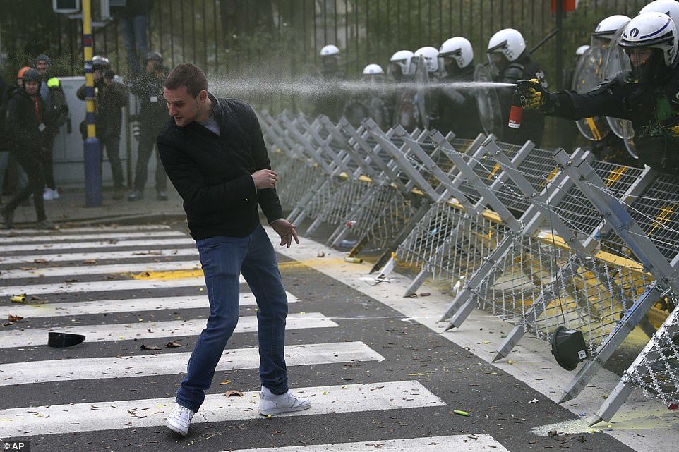 Click to enlarge yellow vest Brussels