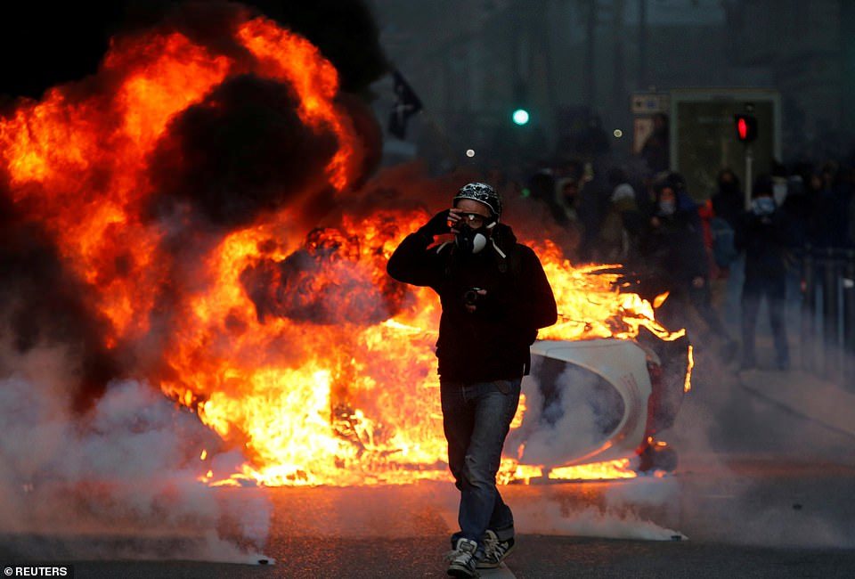 Click to enlarge yellow vest Marseille