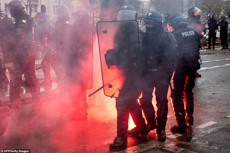 Click to enlarge Nantes France yellow vests